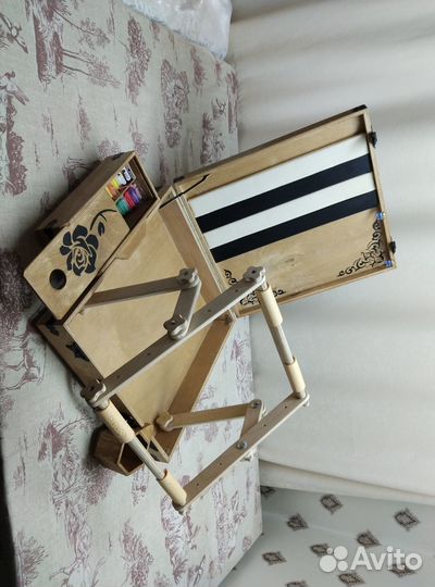 Кейс со встроенным станком для вышивания крестиком