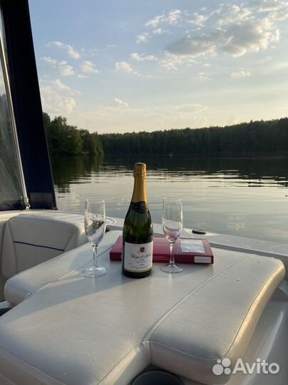 Прогулки на катере, селфи, дни рождения на воде