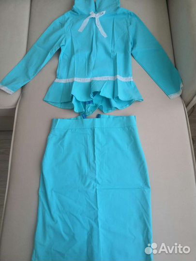 Яркий костюм