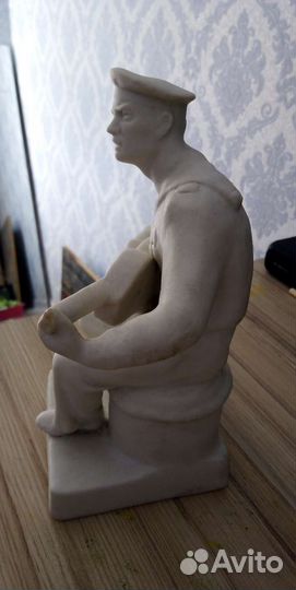 Моряк с гитарой статуэтка