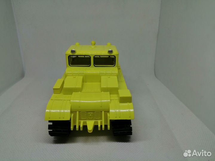 Модель Сверхтяжелый гусеничный трактор «дэт-250»