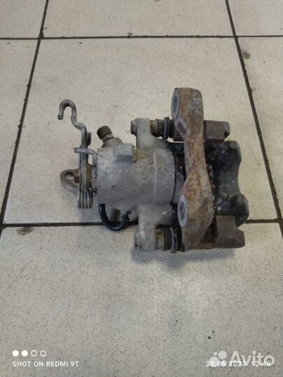 Суппорт тормозной задний правый Volkswagen Golf