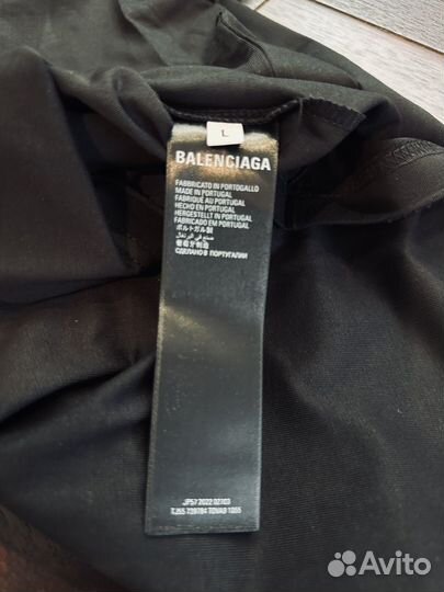 Balenciaga Unity футболка на руках