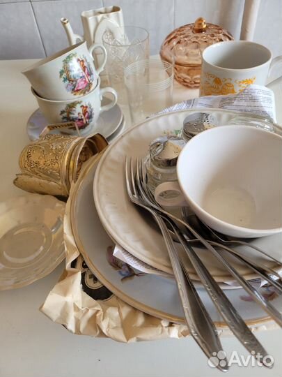 Две коробки посуды