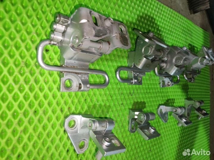 Петля двери передней задней Volkswagen Golf Plus