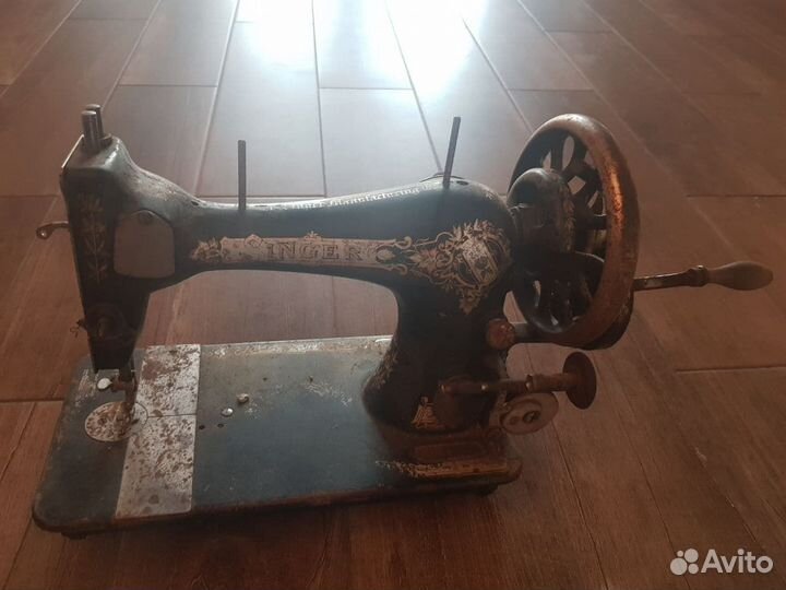 Старинная швейная машинка Singer