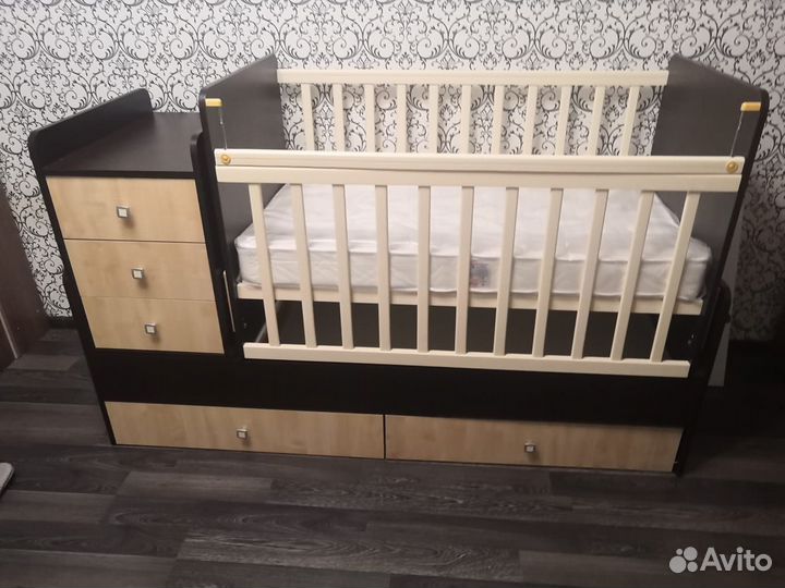 Детская кроватка с маятником