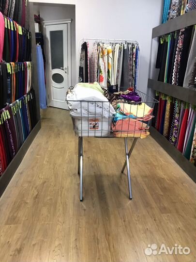 Ящик для одежды металлический с ножками / Торговый