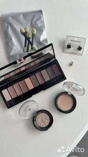 Палитра теней, серьги, кулон и всё что на фото
