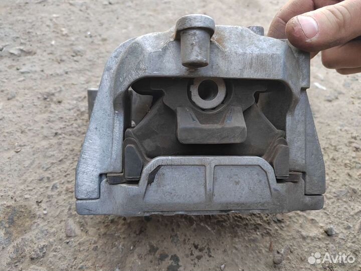 Подушка двигателя volkswagen Passat b6