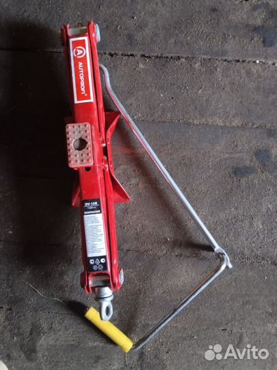 Домкрат автомобильный Autoprofi DV-15R