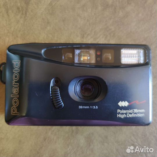 Плёночные фотоаппараты Canon и Polaroid