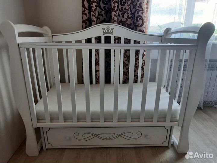 Детская кроватка с маятником и ящиком