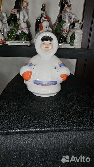 Фарфор статуэтка Ненецкий ребёнок (Якут с рыбами)