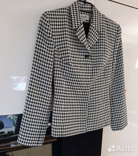 Костюмы женские 42-44 размер
