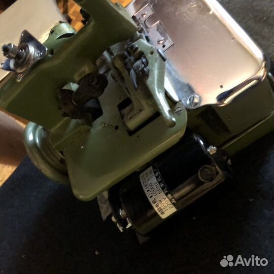 Старинная швейная машинка