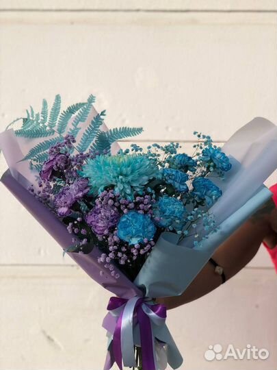 Букет голубой с диантусом и хризантемой