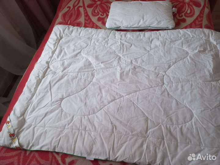 Детское одеяло и подушка в кроватку