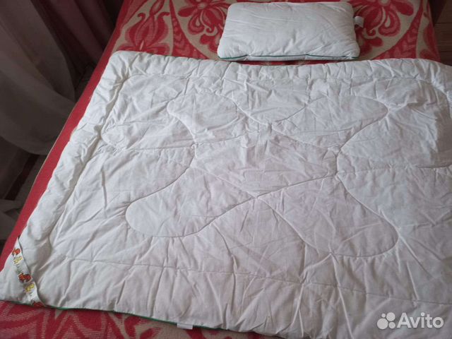 Детское одеяло и подушка в кроватку