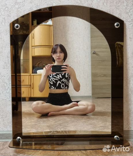 Зеркало с полочкой