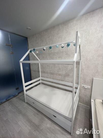 Детская кроватка домик