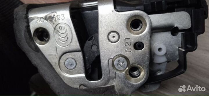 Замок двери задний левый Toyota Camry ASV50