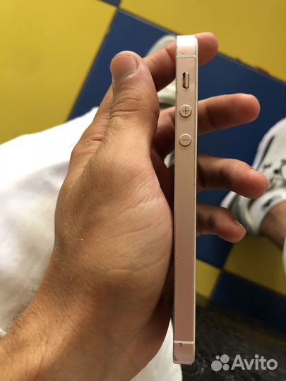Телефон iPhone 5 se