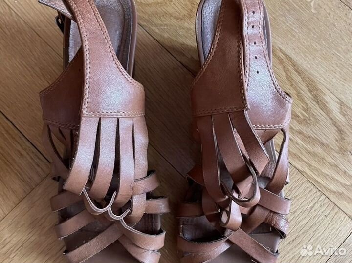 Босоножки на танкетке