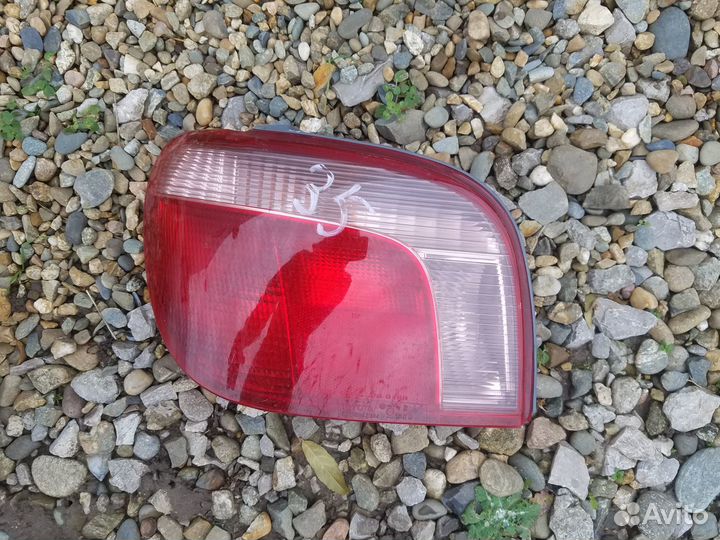 Стоп фонарь Тойота Витц 1999-2001 левый