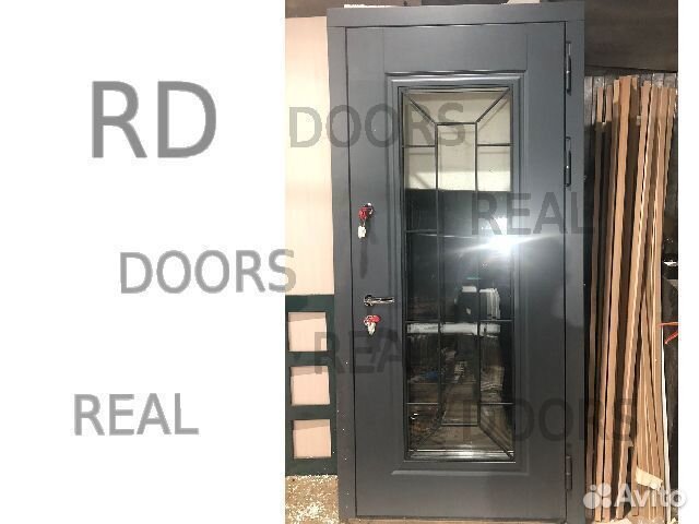 Металлическая входная дверь с окном и решеткой