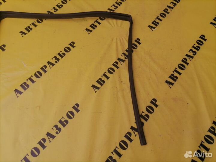 Уплотнитель резиновый Toyota Camry 50 2011-2017