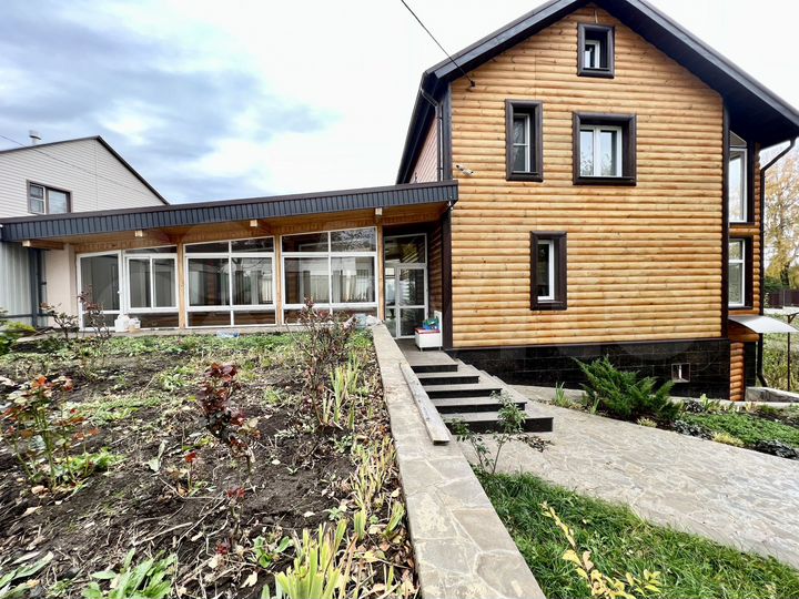 Дом 161,8 м² на участке 9,1 сот.