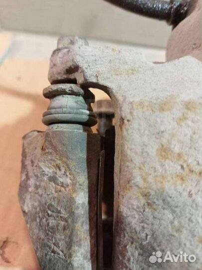 Суппорт передний правый Mitsubishi Lancer 9 2006