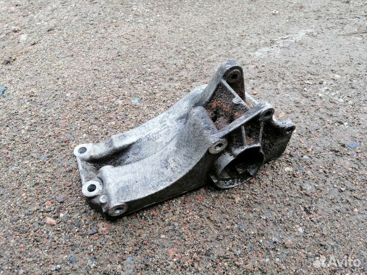 Кронштейн генератора Volkswagen Golf 3