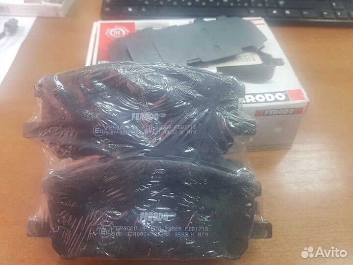 Тормозные колодки передние на lexus