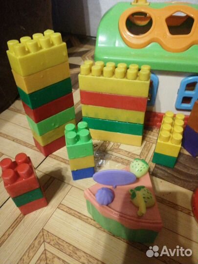 Игрушки: Домик, катерок и 2 лейки