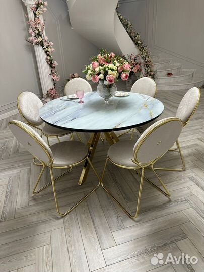 Стол и стулья