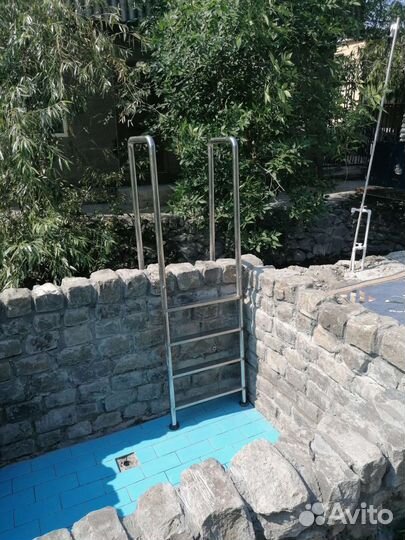 Металлическая лестница для бассейна