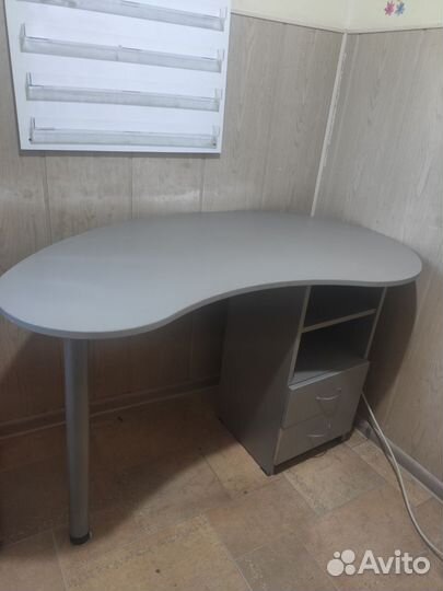 Маникюрный стол