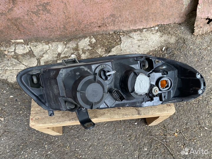 Левая фара Nissan Almera N16