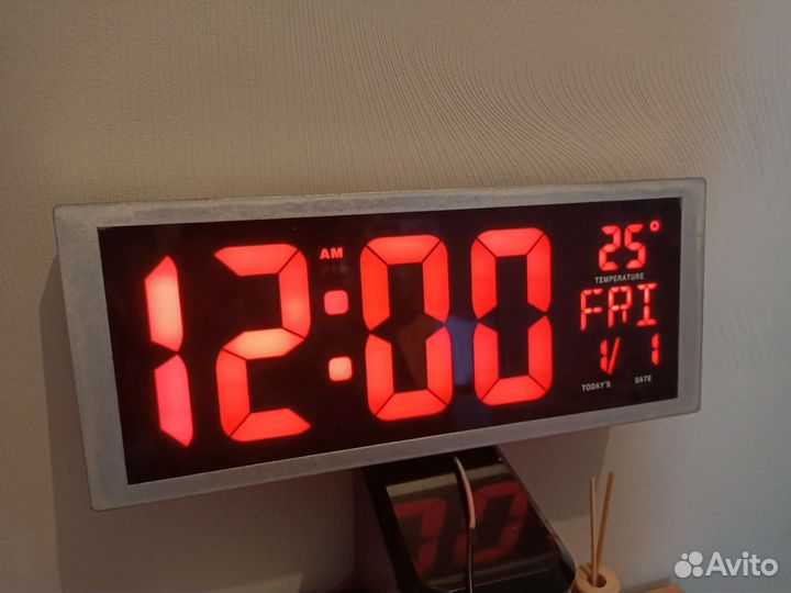 Часы настенные электронные
