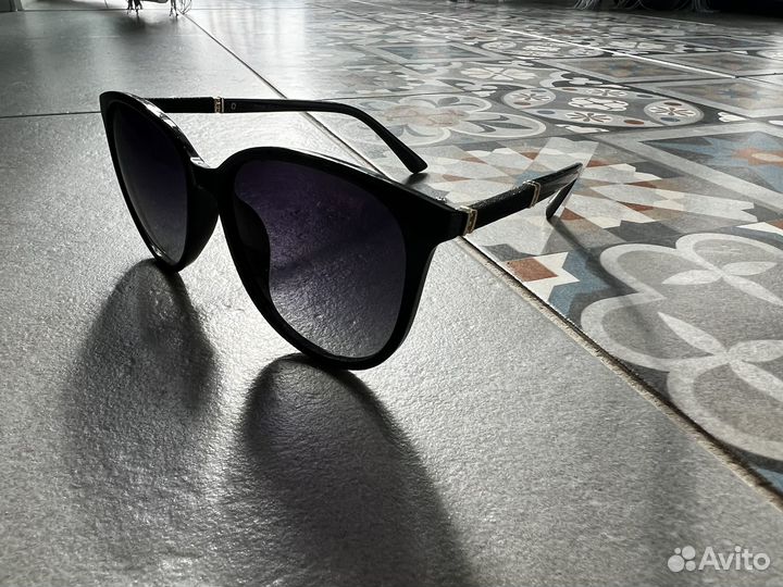 Солнцезащитные очки женские valentino