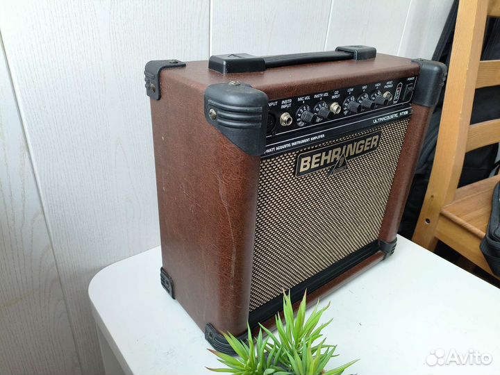 Комбоусилитель Behringer AT108