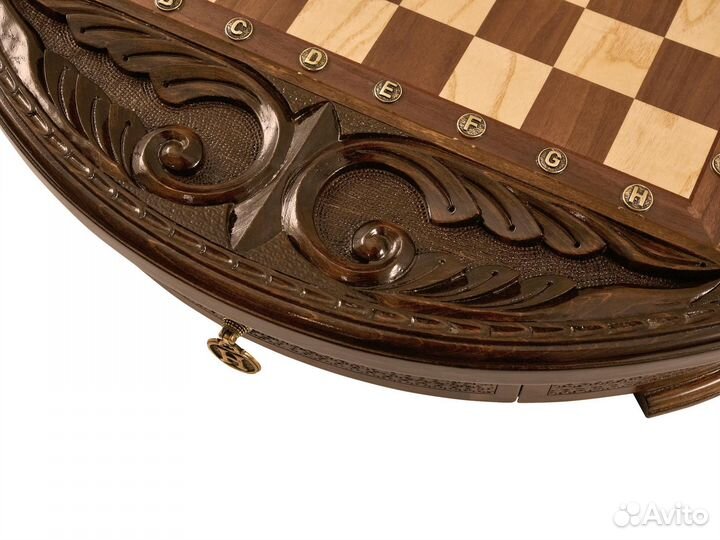 Шахматы резные в ларце 