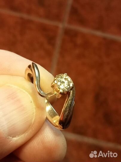 Золотое кольцо с бриллиантом 17,5 размер