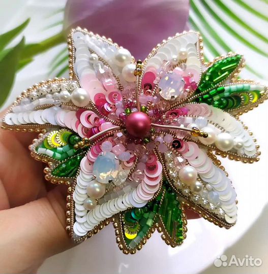 Брошь ручной работы Лилия