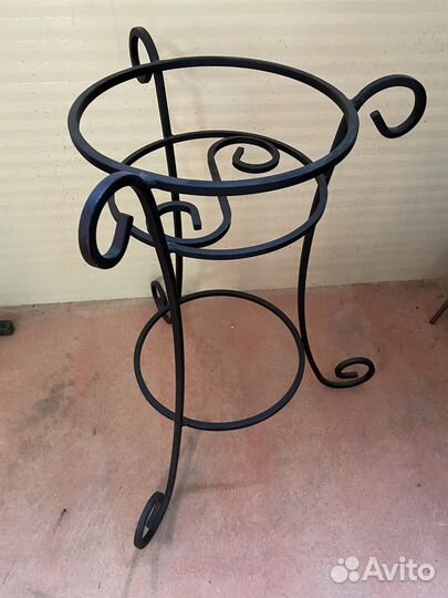 Металлическая подставка для цветов