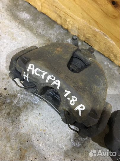 Опель Астра H суппорт тормозной в сборе передний