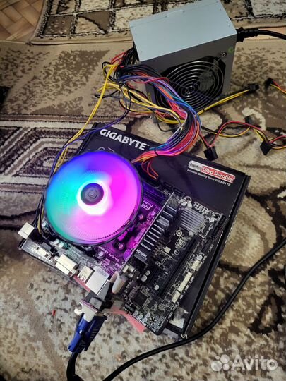 Материнская плата с процессором и памятью