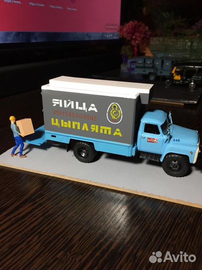 Коллекционные машинки:газ-53 с грузчиком